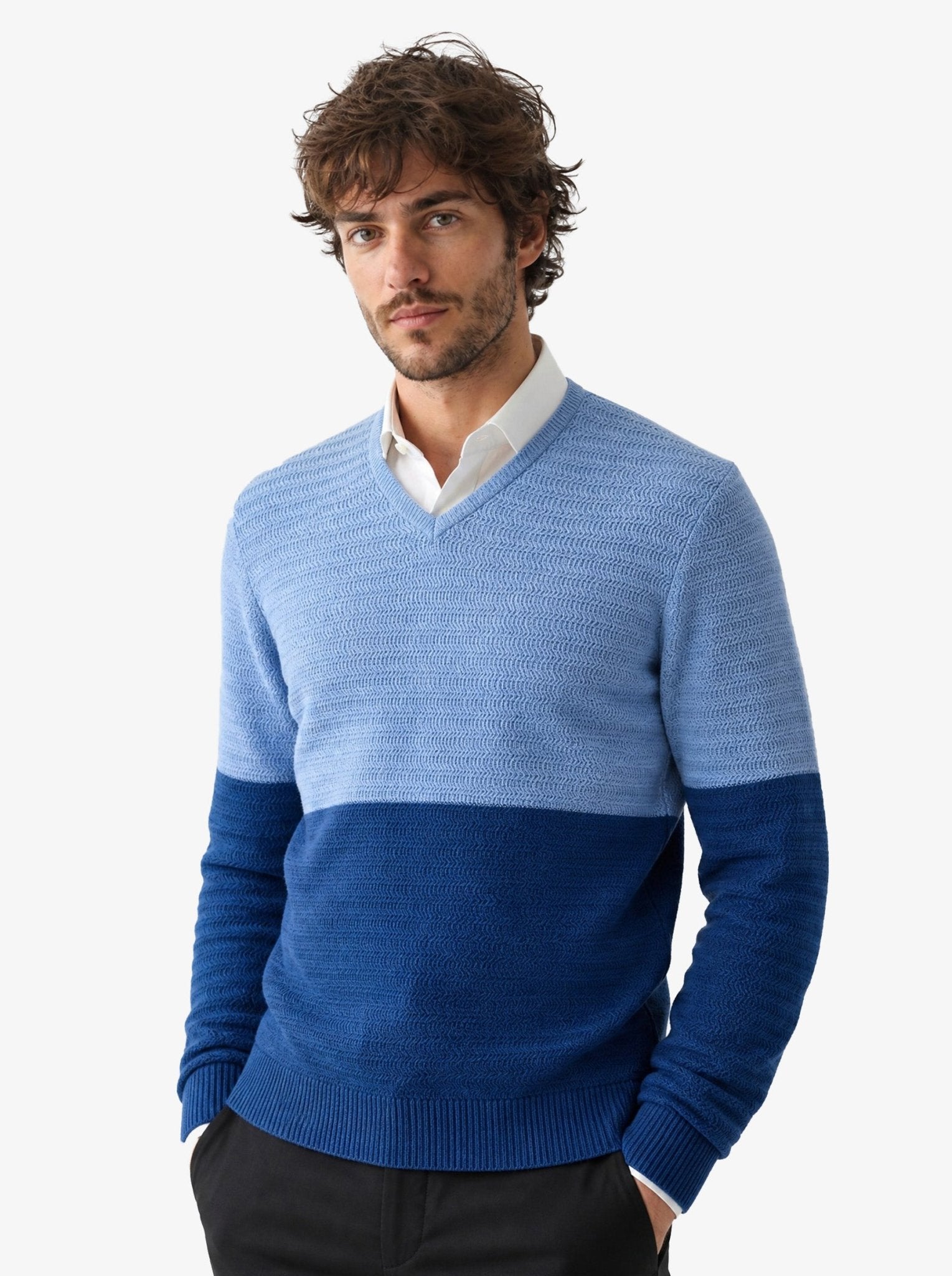 Manchester Suéter Cuello V Bicolor en Mezcla de Lana y Acrílico color azul jaspe para hombre