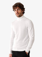 Manchester Sweater con Cuello Tortuga color blanco para hombre